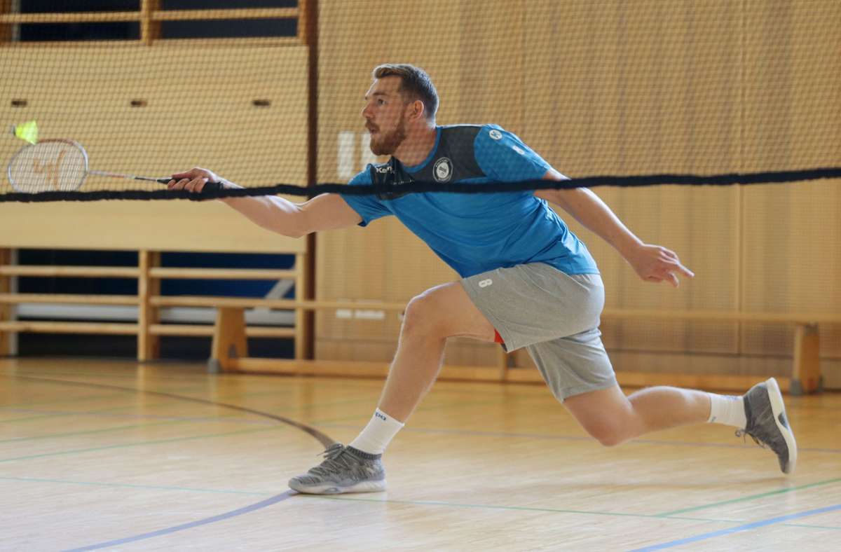 Netter Versuch: Rudi Faluvegi spielt Badminton (hier im Trainingslager). Foto: Pressefoto Baumann