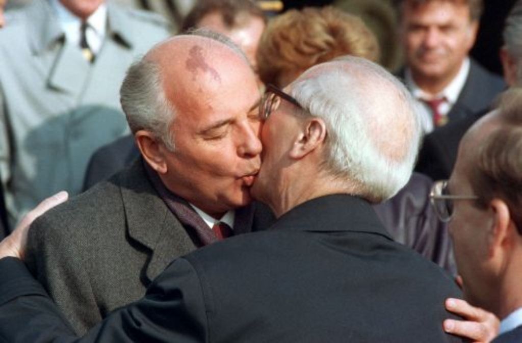 Bei seinem Besuch in Ost-Berlin mahnt der sowjetische Staatschef Michail Gorbatschow grundlegende Reformen an.
