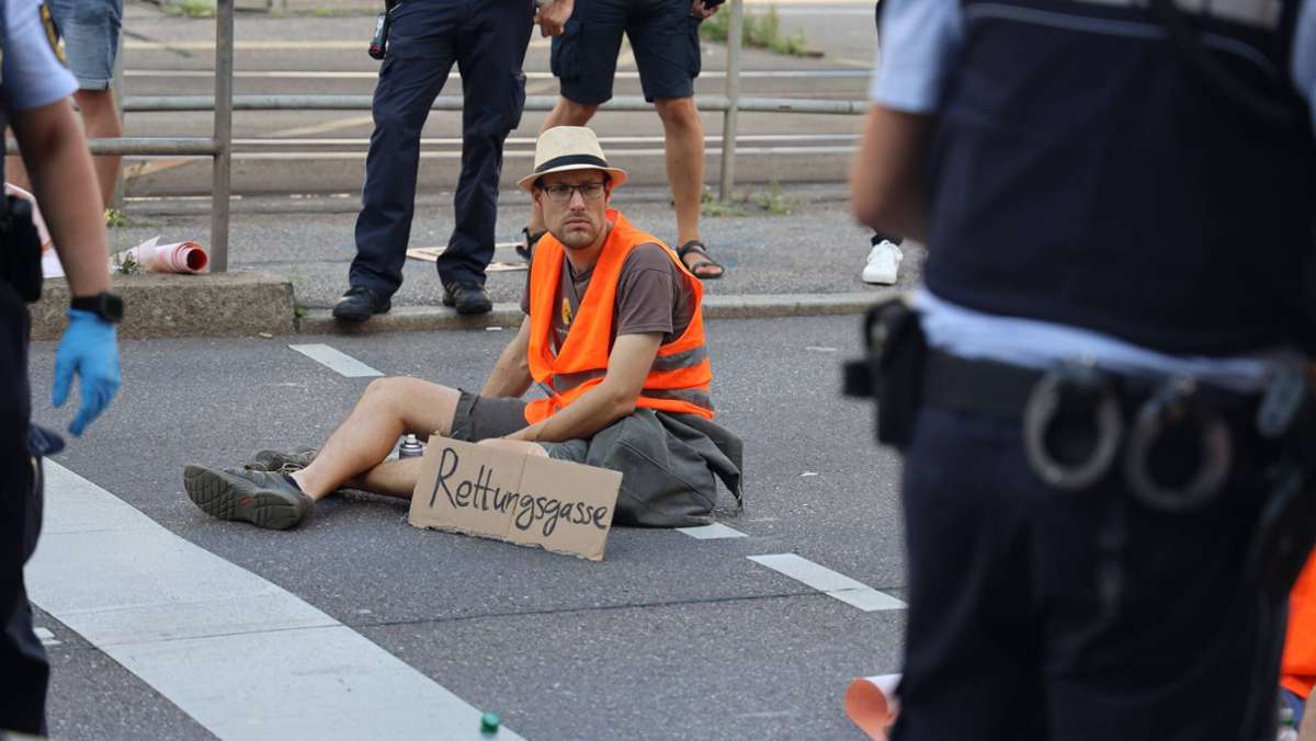 Letzte Generation in Stuttgart: Funktioniert die Rettungsgasse bei der Straßenblockade?