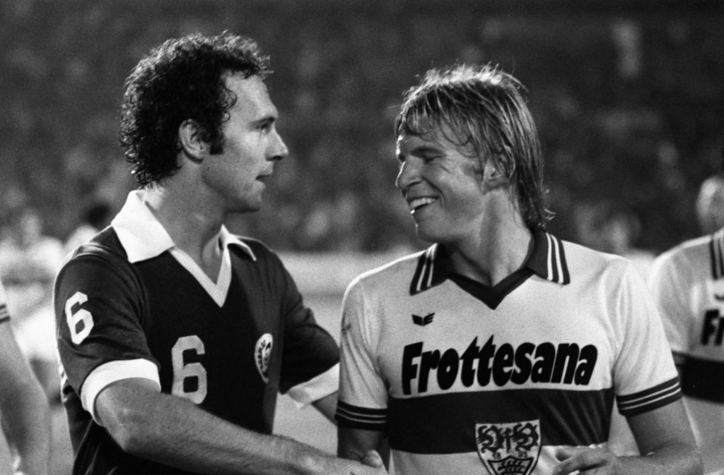 Zwei Ausnahmespieler unter sich: Franz Beckenbauer, damals in Diensten von Cosmos New York, und Bernd Förster im Trikot des VfB Stuttgart.