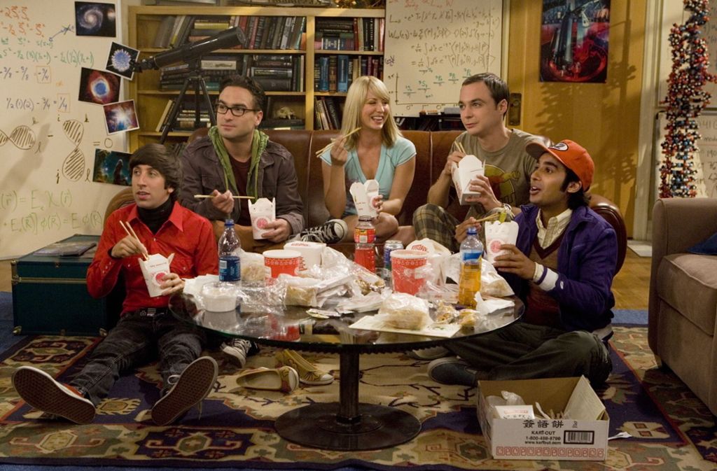 TV-Dinner (von links): Howard (Simon Helberg), Leonard (Johnny Galecki), Penny (Kaley Cuoco), Sheldon (Jim Parsons) und Rajesh (Kunal Nayyar)