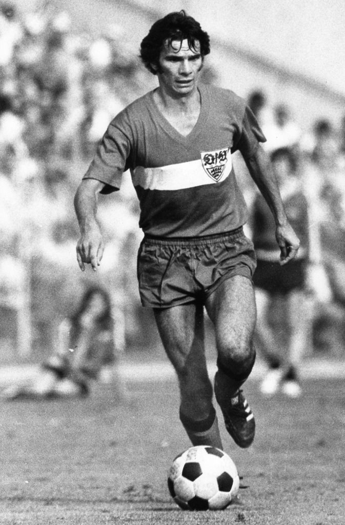 Als Stürmer begann er seine Karriere 1973 beim VfB Stuttgart. Mit 437 Einsätzen und 145 Toren ist der heute 68-Jährige der Rekordspieler des VfB.