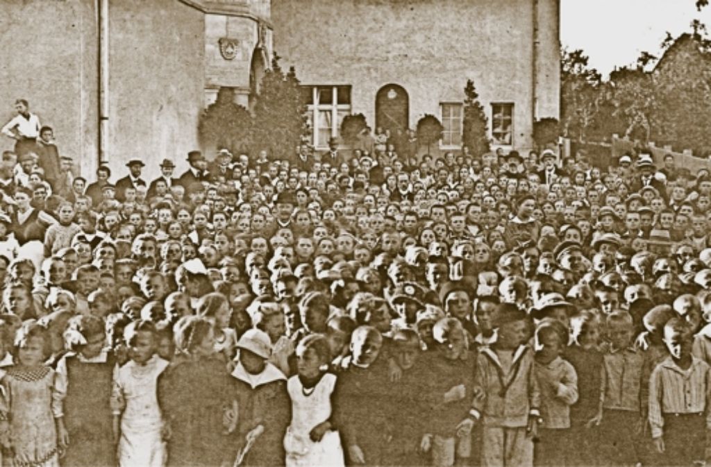 Alle passen gar nicht aufs Bild: Das alte Foto zeigt die 700 Kinder und 30 Lehrer beim Einzug in die Filderschule anno 1919.