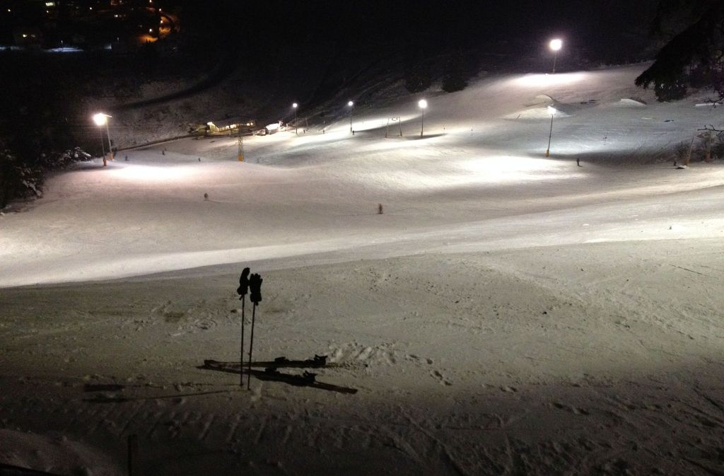 Insgesamt 43 Flutlichtstrahler beleuchten die Pisten und den Snowpark für ein einmaliges Erlebnis im Skigebiets Albstadt-Tailfingen.