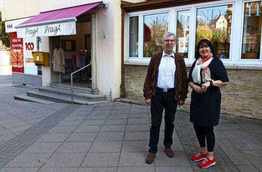 Wilfried Kremer und Petra Heinold-Sauber vor der Second-Hand-Boutique Foto: E. Funke