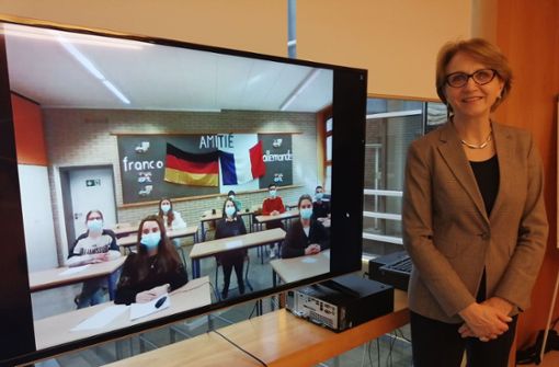 Botschafterin Anne-Marie Descôtes in Berlin mit ihren digitalen Gesprächspartnern aus der J1 des GiPS Foto: Gymnasium in den Pfarrwiesen