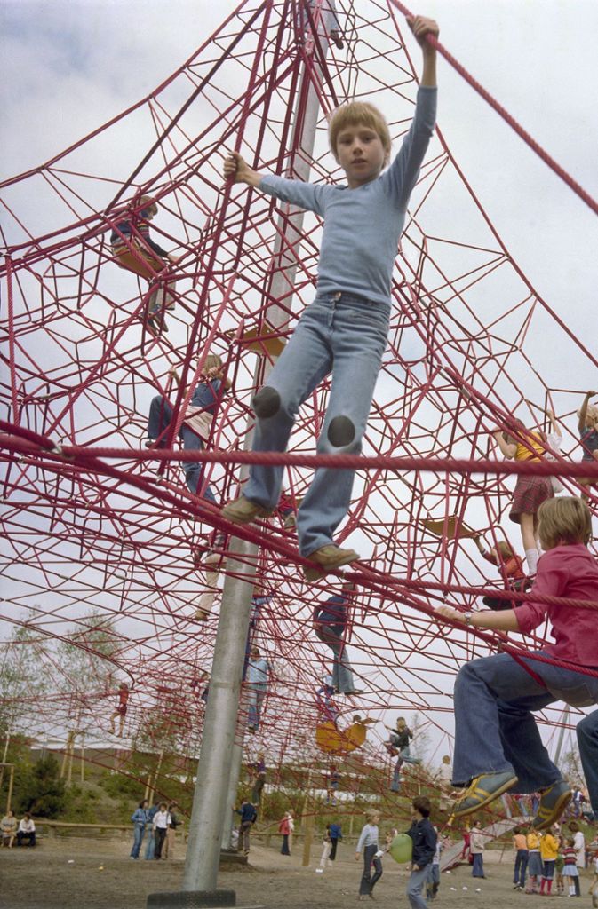 Conrad Rolands Seilzirkus-Konstruktionen laden bis heute Kinder auf vielen Spielplätzen zu tollkühner Luftakrobatik ein: Vier-Mast-Seilzirkus und Hängebrücke, Siedlung Obstallee, Berlin-Spandau, 1978.
