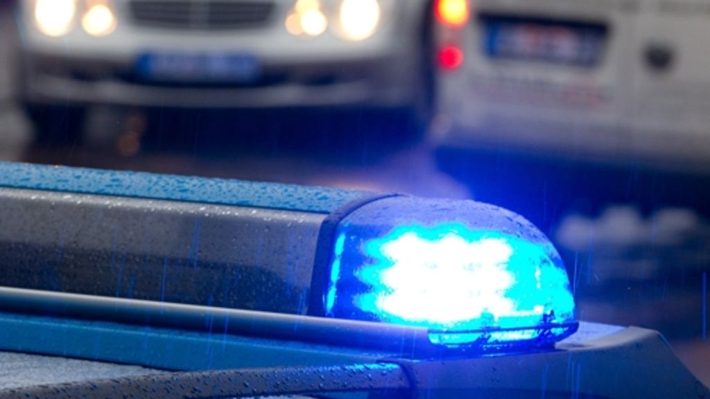  Bei einem Unfall im Landkreis Göppingen sind zwei Menschen schwer verletzt worden. Die Polizei forscht nach der Unfallursache. 