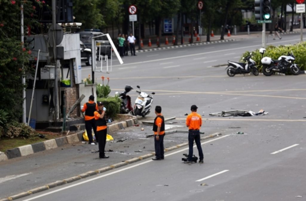 Beim Terroranschlag in Jakarta am Donnerstagmorgen sterben mehrere Menschen. Die folgende Bilderstrecke zeigt aktuelle Eindrücke aus der indonesischen Hauptstadt.