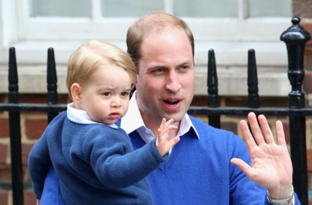 Auf dem Arm seines Vaters, Prinz William, winkt der kleine Prinz George schüchtern in Richtung der Fotografen, die das St. Mary’s Hospitals belagern.