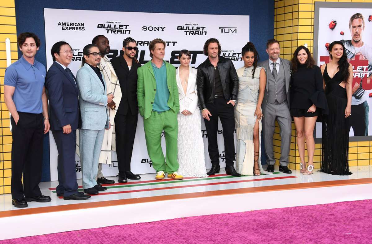 Brad Pitt (Mitte, in grün) mit seinem Schauspielkollegen bei der Premiere der neuen Actionkomödie „Bullet Train“ in Los Angeles