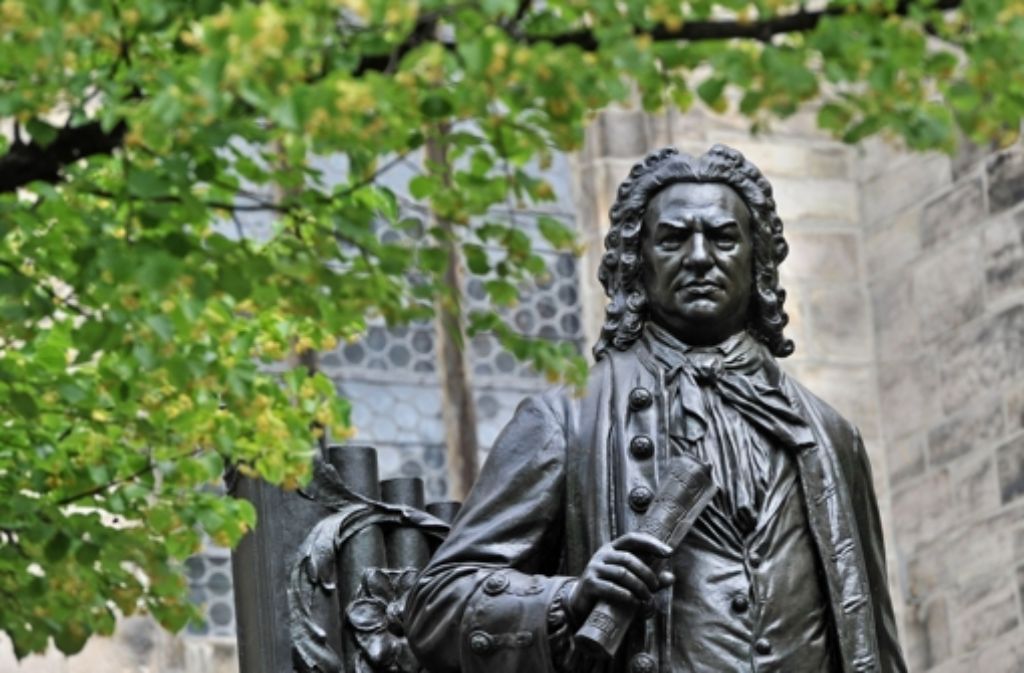 Ein Denkmal für Johann Sebastian Bach erinnert vor der Leipziger Thomaskirche an den bekannten Komponisten.