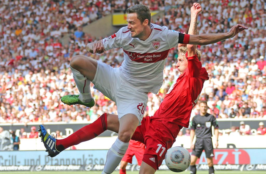 Bereits am zweiten Spieltag der Saison 2013/2014 wird Gentner der Nachfolger von Serdar Tasci als etatmäßiger Kapitän der Stuttgarter. Hier verteidigt der Führungsspieler (links) den Ball gegen Leverkusens Stefan Kießling.