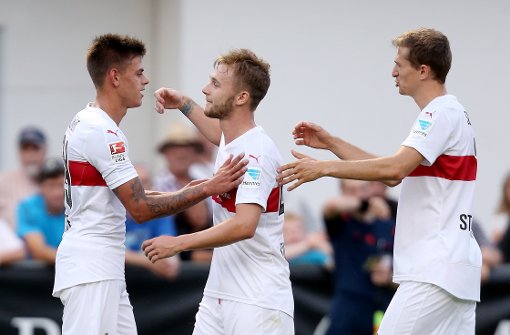 Jan Kliment vom VfB Stuttgart bejubelt seinen Treffer mit Alex Maxim (Mitte) und Daniel Schwaab (rechts).  Foto: Pressefoto Baumann