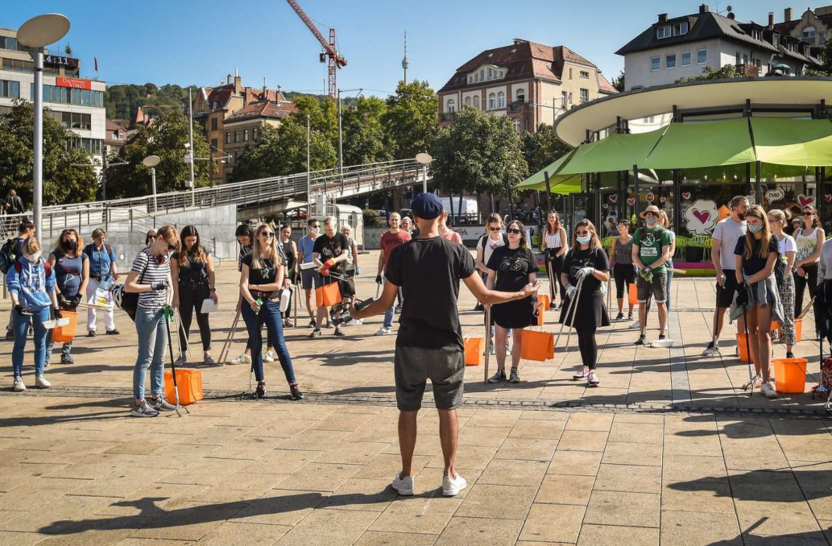 Zahlreiche Freiwillig haben sich am Samstag auf dem Marienplatz versammelt.