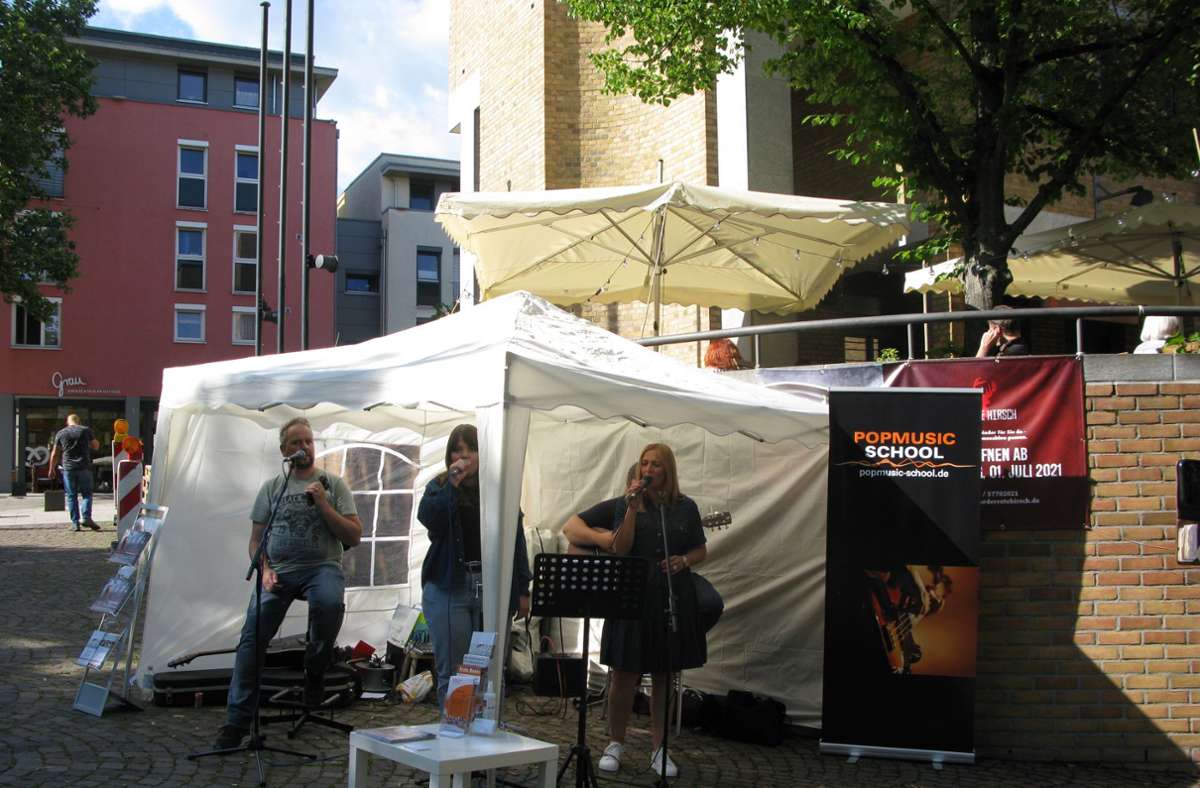 Die Popmusic School Fellbach präsentiert sich auf dem Fellbacher Wochenmarkt und sorgt für beschwingte, sommerliche Stimmung.