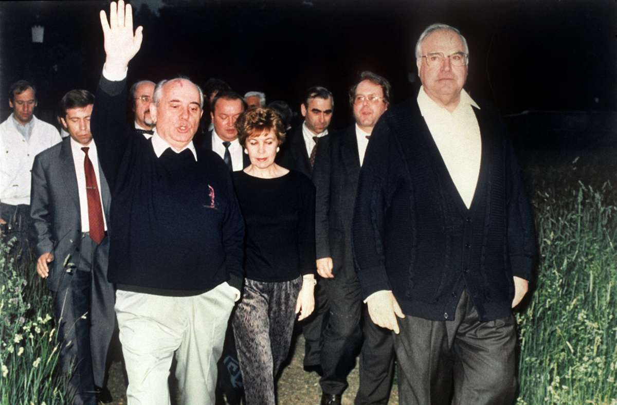 Der damalige Bundeskanzler Helmut Kohl und Gorbatschow im Kaukasus