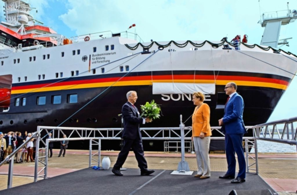 „Ich wünsche dir immer eine Handbreit Wasser unterm Kiel.“ Angela Merkel mit Werftchef Bernard Meyer (l.) und Ministerpräsident Erwin Sellering (Meckl.-Vorpommern) Foto: dpa