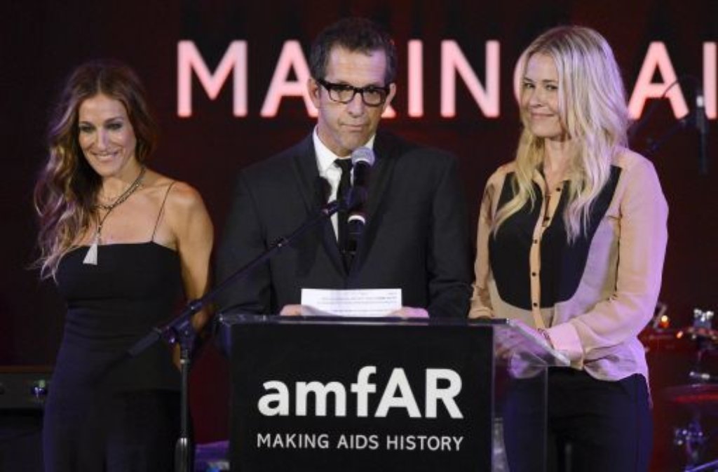 US-Schauspielerin Sarah Jessica Parker (links), US-Fernsehstar Chelsea Handler (rechts) und Designer Kenneth Cole