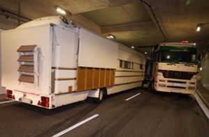 Defekte Bremse: Lastwagen steht quer