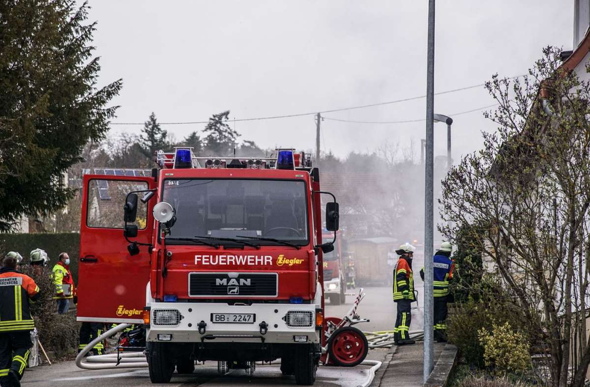 Die Feuerwehr Herrenberg ist mit mehreren Einsatzfahrzeugen vor Ort.