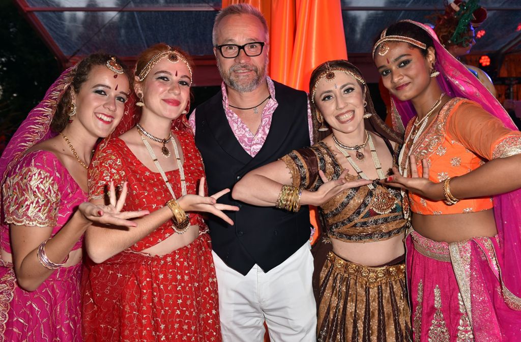 Fragt sich möglicherweise gerade, was er falsch gemacht hat: Schauspieler Thomas Darchinger mit indisch gewandeten Models bei der P1 Sommerparty.