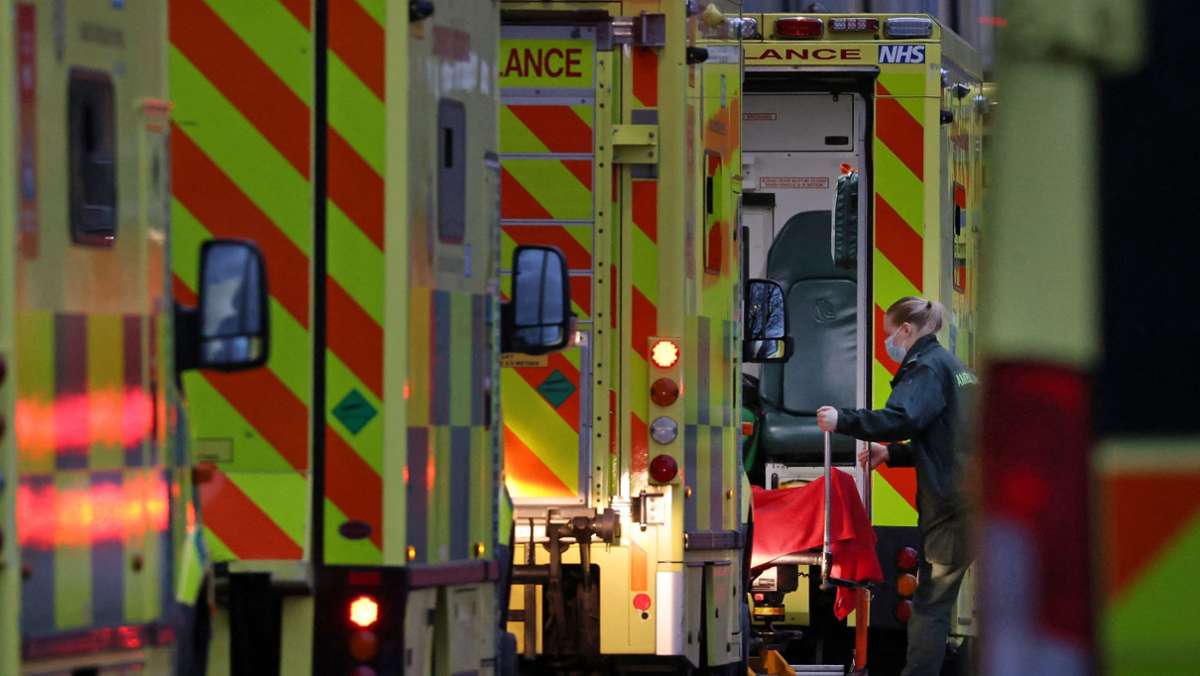  Aufgrund der hohen Zahl an Corona-Infektionen haben zahlreiche britische Krankenhäuser den Katastrophenfall ausgerufen. 