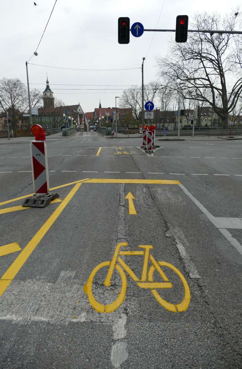 Früher reihten sich in der Brückenstraße die Autos, seit Dienstag gehört die Spur den Fahrradfahrern.