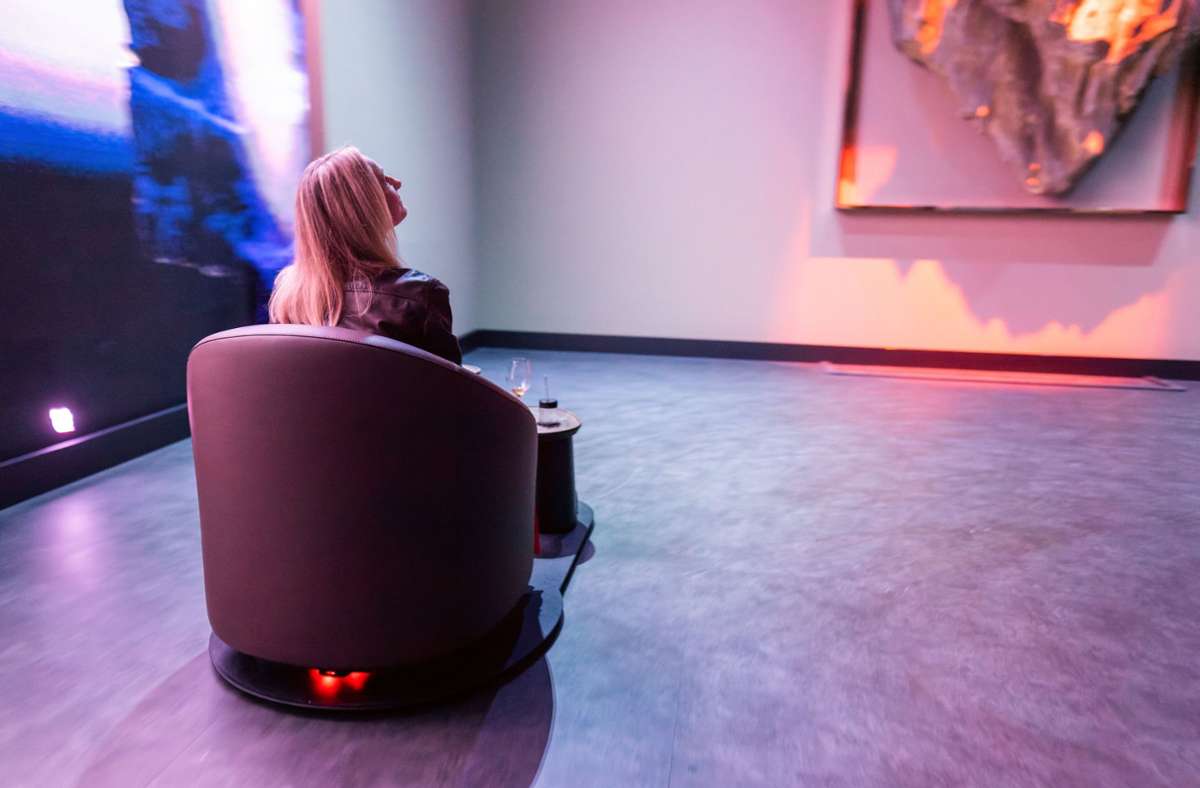 Eine Besucherin testet den selbstfahrenden Sessel.