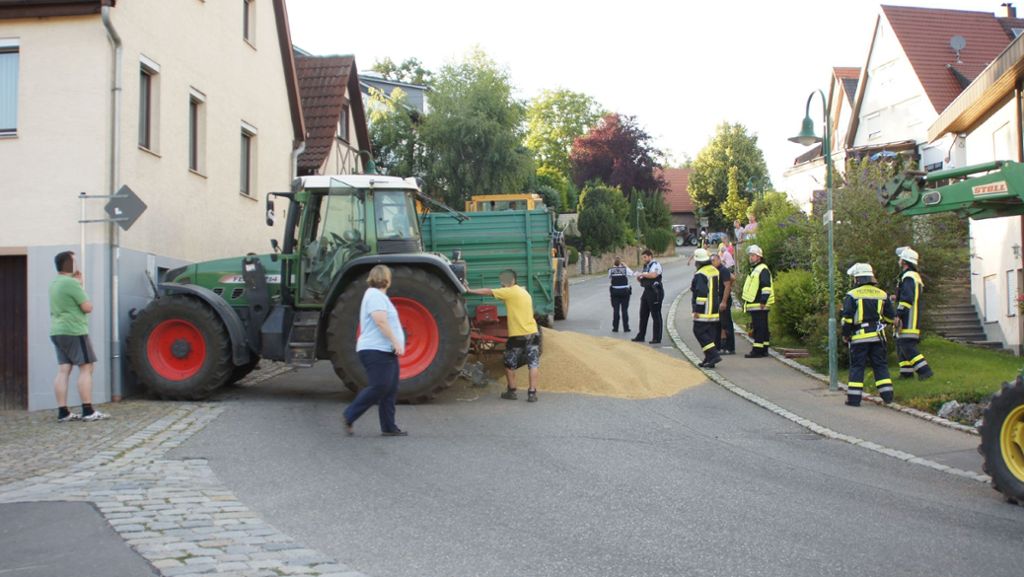 Ein 61-jähriger Traktorfahrer verliert auf einer abschüssigen Straße in Schlaitdorf die Kontrolle über sein Fahrzeug und den mit Gerste voll beladenen Anhänger. Er prallt gegen eine Hauswand. 