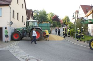 Traktor fährt gegen Hauswand