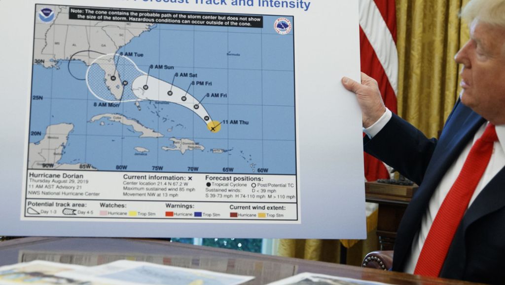  Wer hat die Karte des Hurrikan „Dorian“ bemalt, die Präsident Donald Trump jüngst auf einer Pressekonferenz präsentierte? Der Fall wirft Rätsel auf und sorgt für Spott und Hohn im Internet. 
