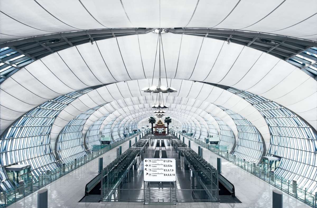 Unter dem Dach befindet sich das große, vollkommen verglaste Terminalgebäude. Der von Architekt Helmut Jahn geplante Flughafen wurde zwischen 2001 und 2006 gebaut; er gehört zu den verkehrsreichsten Flughäfen Asiens.