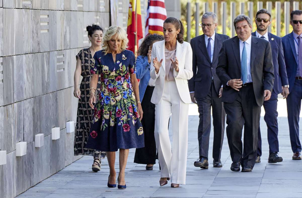 Jill Biden und Königin Letizia von Spanien sprechen beim Besuch des Zentrums miteinander.