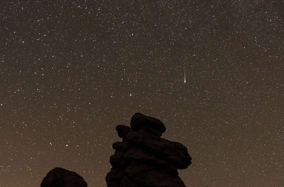 Der Sternschnuppenregen im August wird durch den Kometen 109P/Swift-Tuttle ausgelöst.