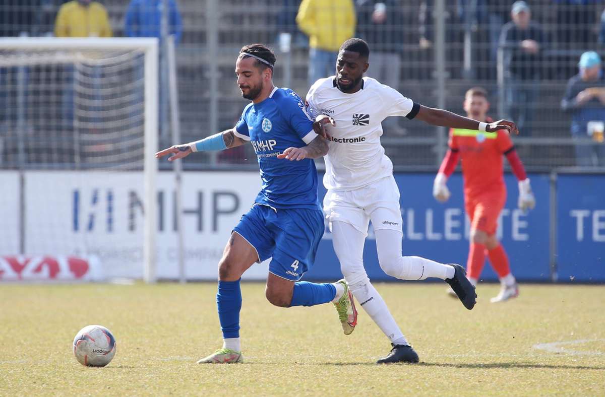 Denis Zagaria (li.) gegen Ex-Kickers-Spieler Ibrahima As Diakite.