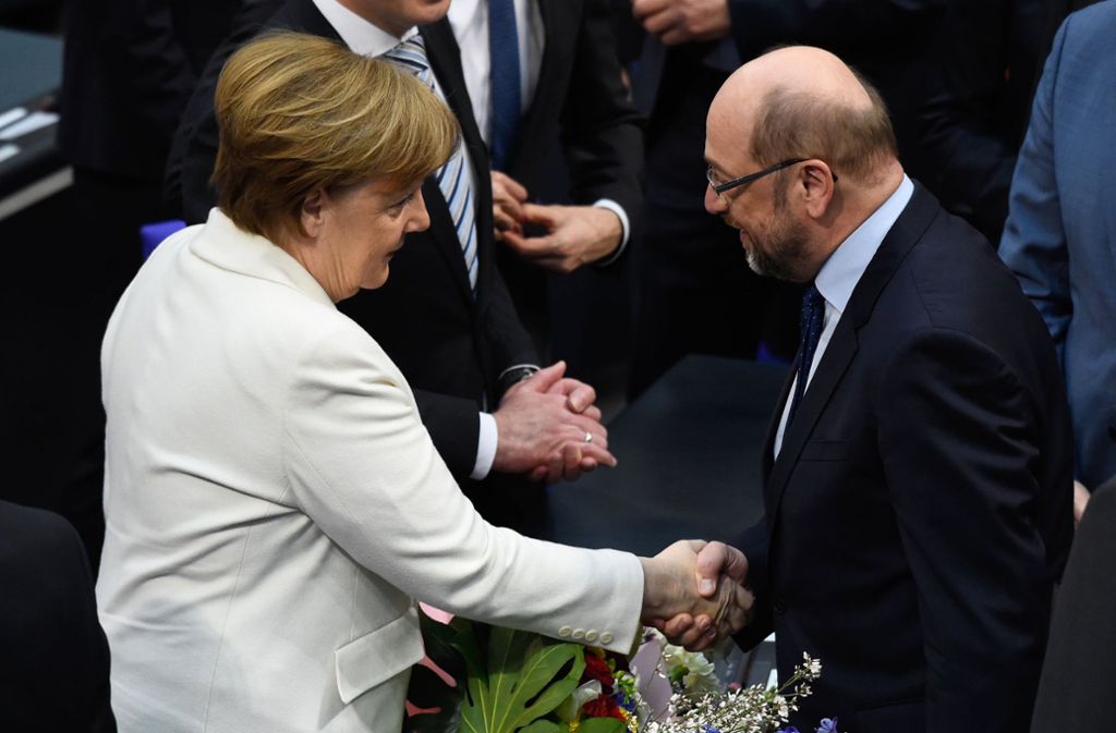 Merkels Konkurrent im Wahlkampf, Martin Schulz, schüttelt ihr die Hand.