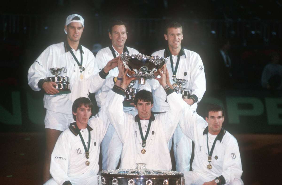 Ohne Boris Becker, dafür aber mit Michael Stich (Mitte, unten) und Marc-Kevin Goellner (oben links) gelingt 1993 in Düsseldorf der nächste große Wurf: Deutschland siegt im Finale gegen Australien mit 4:1 und feiert den dritten Daviscupsieg.