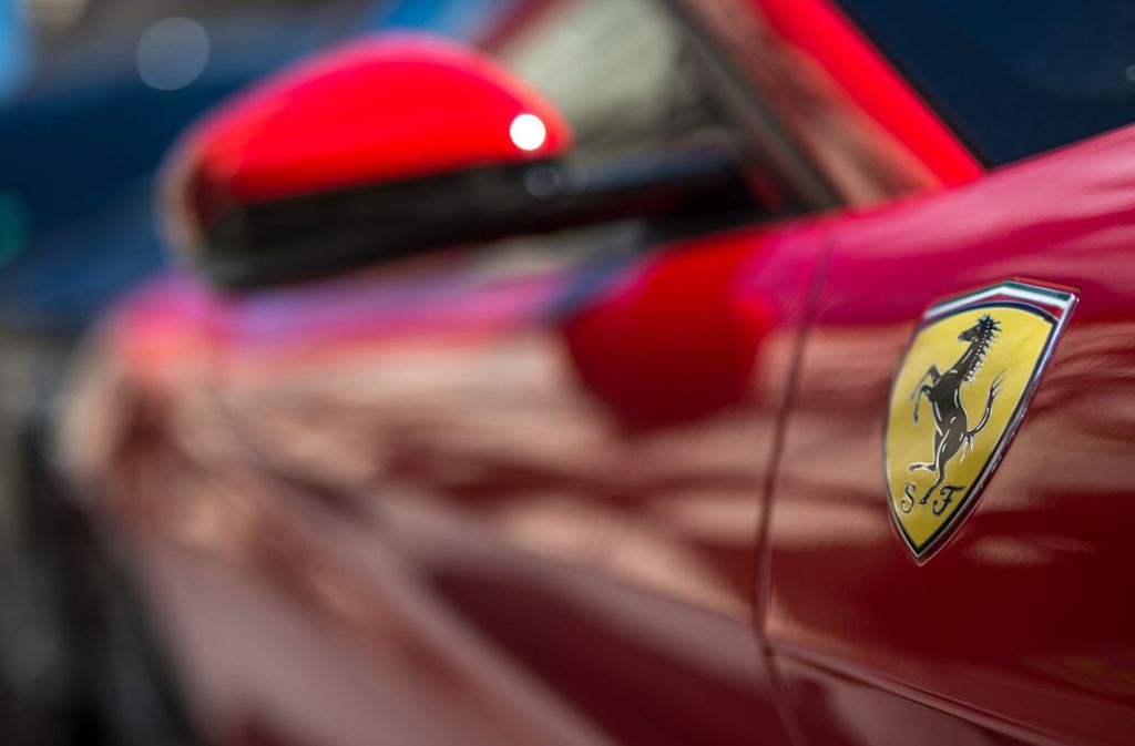 Vier Ferrari-Fahrer lieferten sich auf der A9 laut der Polizei ein Autorennen. Foto: Matthias Balk/dpa