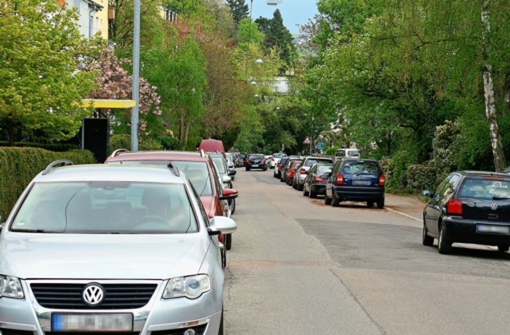 In der Seestraße stehen die Autos dicht an dicht geparkt. Foto: Rebecca Anna Fritzsche