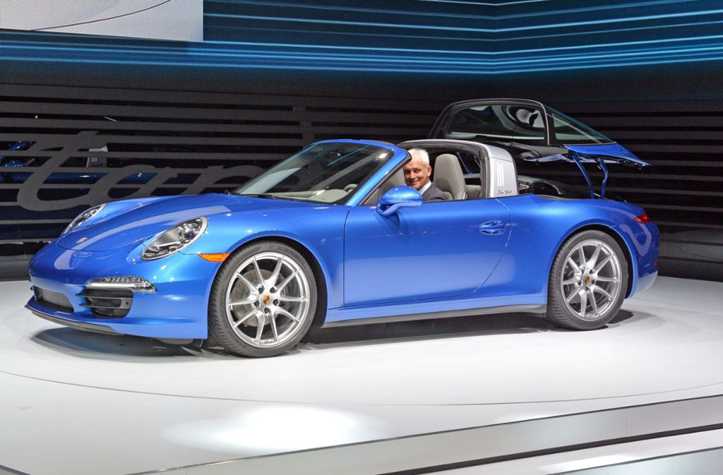 2014 stellt der damalige Porsche-Chef Matthias Müller in Detroit einen Porsche 911 Targa vor.