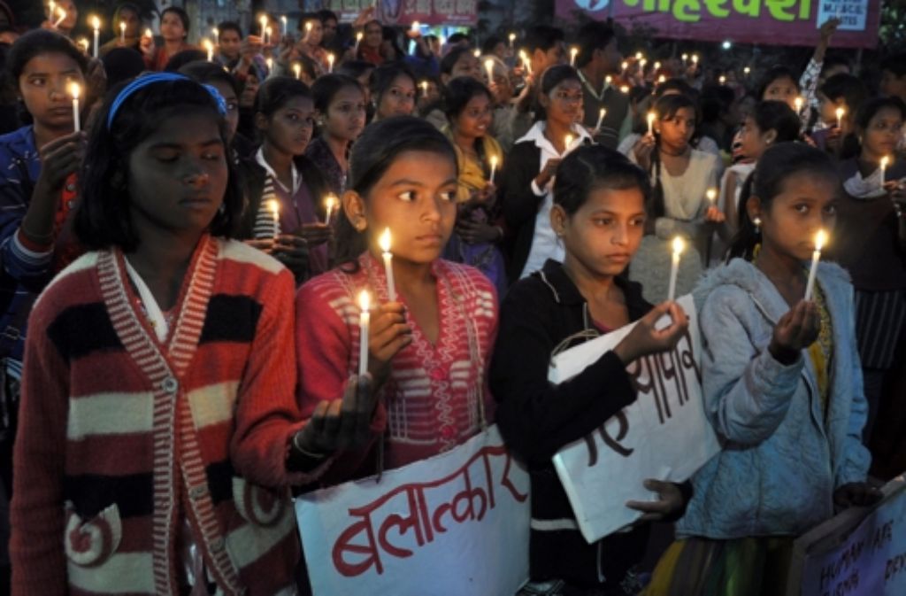 August – Eine brutale Vergewaltigung rüttelt Indien auf, Hunderttausende demonstrieren.