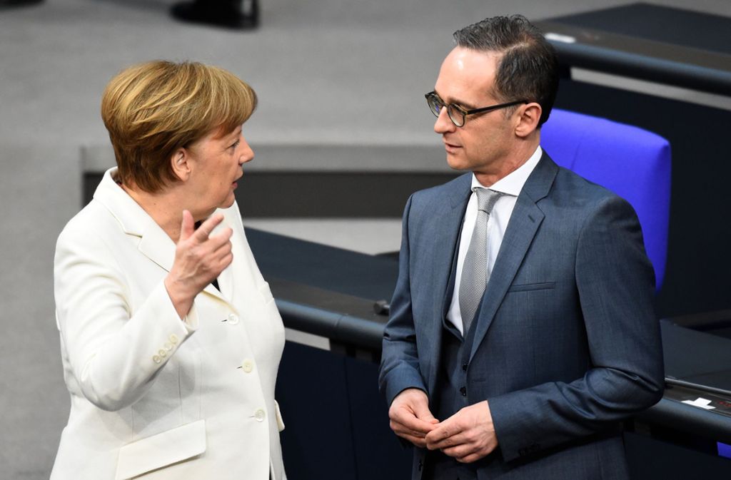Kanzlerin Merkel im Gespräch mit dem neuen Außenminister Heiko Maas (SPD).