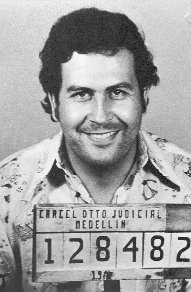 Pablo Escobar: Der 1949 im kolumbianischen Rionegro geborene Escobar war als Chef des Medellin-Kartells einer der reichsten Männer der Welt. 1991 stellte er sich nach Hunderten in Auftrag gegebenen Morden und Bombenattentaten der Polizei. Als er in die USA ausgeliefert werden sollte, floh er aus dem Gefängnis und tauchte unter. 16 Monate später wurde Escobar im Dezember 1993 von einer Anti-Drogeneinheit in Medellin erschossen.