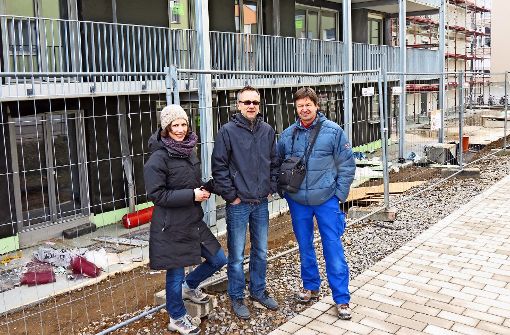 Die Nachbarn in spe freuen sich auf ihr neues Zuhause:  Ingrid Höll, Klaus Pfaffenzeller und Gerrit Heidelberger (von links). Foto: Bosch