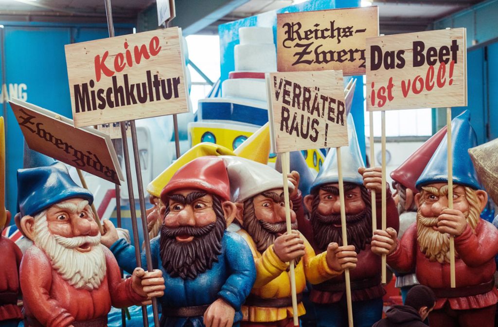 Mit dem Motivwagen „Wut-Zwergenaufstand“ nehmen die Mainzer Karnevalisten die AfD und rechtsnationale Gruppierungen aufs Korn.