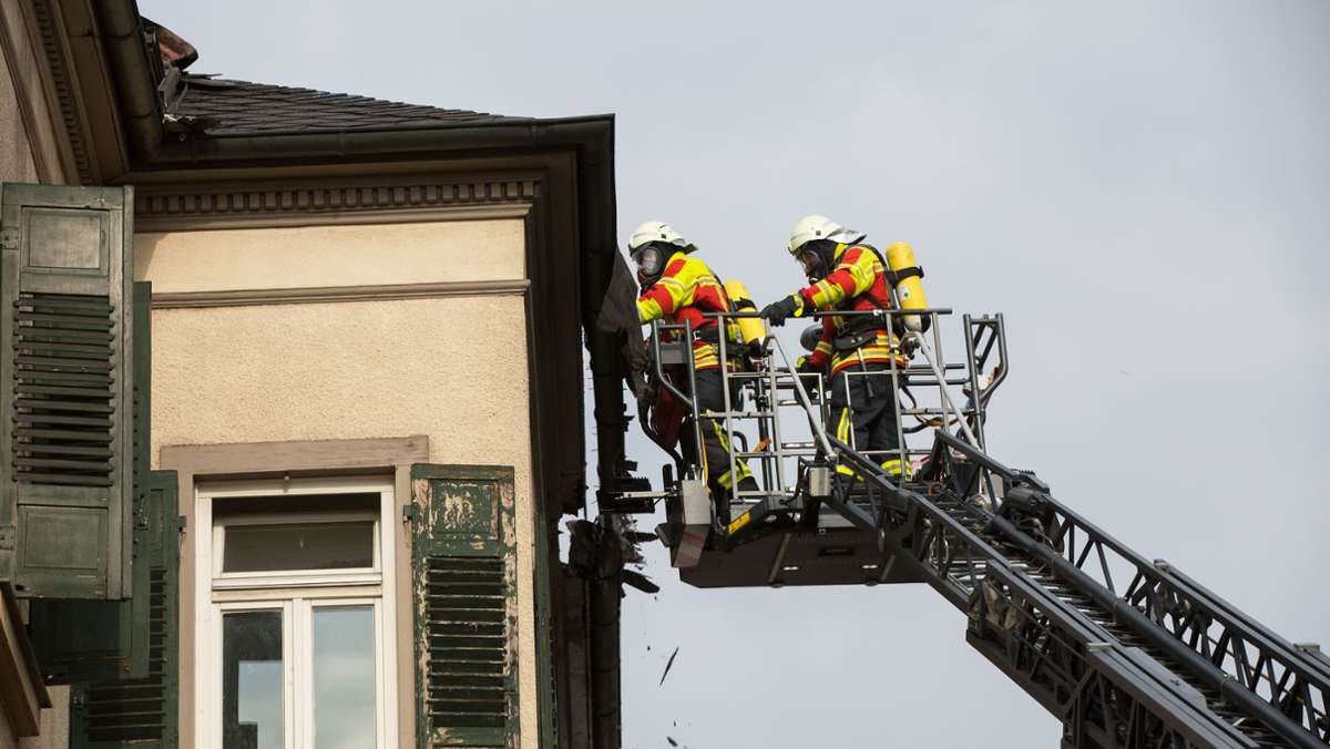  In der Nacht ist in der Vogelsangstraße in Esslingen ein Feuer ausgebrochen. Die Nachlöscharbeiten dauern noch an. Die Bewohner sind unverletzt, können vorerst aber nicht mehr in das Haus zurück. 
