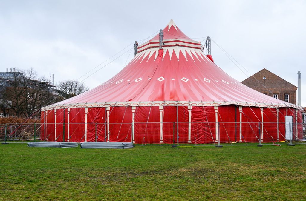 Bis voraussichtlich 2020 treten im Zirkuszelt auf dem Gelände der TU Braunschweig Professoren statt Clowns auf.