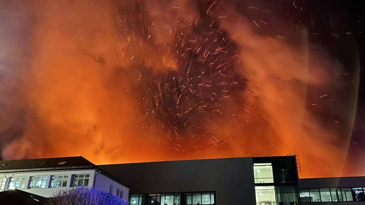  Vor einer Woche ist es in einer Halle auf dem Gelände von Bosch Thermotechnik in Wernau zu einem Großbrand gekommen. Jetzt hat der Technologiekonzern die Produktion am Standort wieder aufgenommen. 
