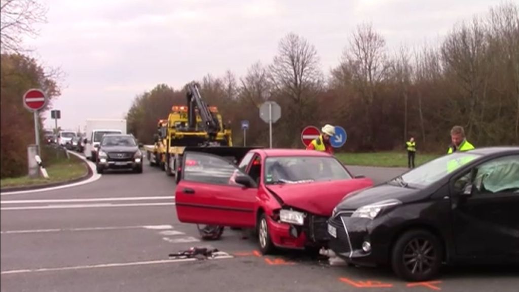 B27 im Kreis Esslingen: 75-Jährige übersieht Auto beim Abbiegen